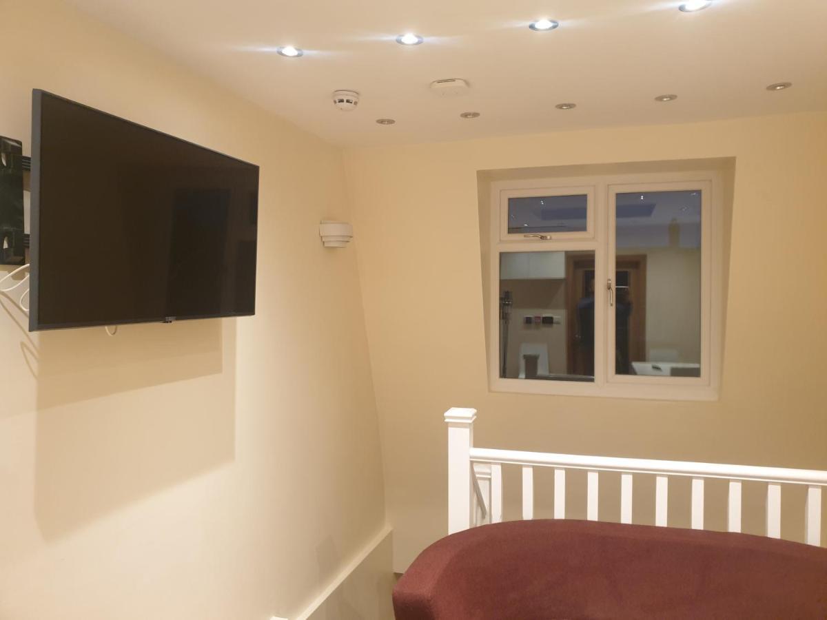 London Luxury 3 Bedroom 2 Bathrooms Flat 1 Min To Redbridge Station Free Parking & Wifi Wanstead ภายนอก รูปภาพ