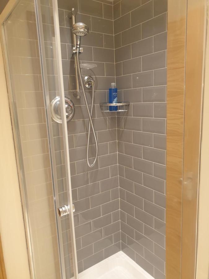 London Luxury 3 Bedroom 2 Bathrooms Flat 1 Min To Redbridge Station Free Parking & Wifi Wanstead ภายนอก รูปภาพ