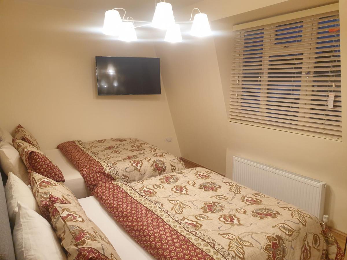 London Luxury 3 Bedroom 2 Bathrooms Flat 1 Min To Redbridge Station Free Parking & Wifi Wanstead ภายนอก รูปภาพ